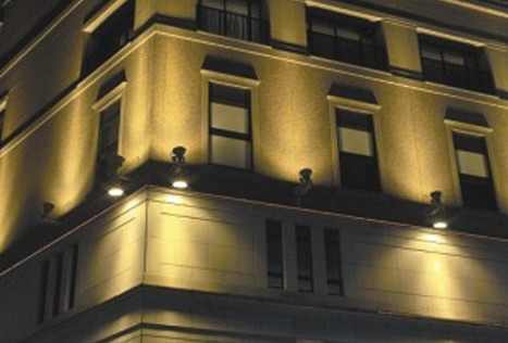 ¿Cuántos lúmenes necesito para la luz de inundación?